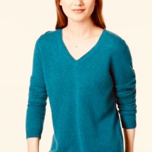 CHARTER CLUB 100% 2-ply
Knit Cashmere V-Neck sweater, teal blue
